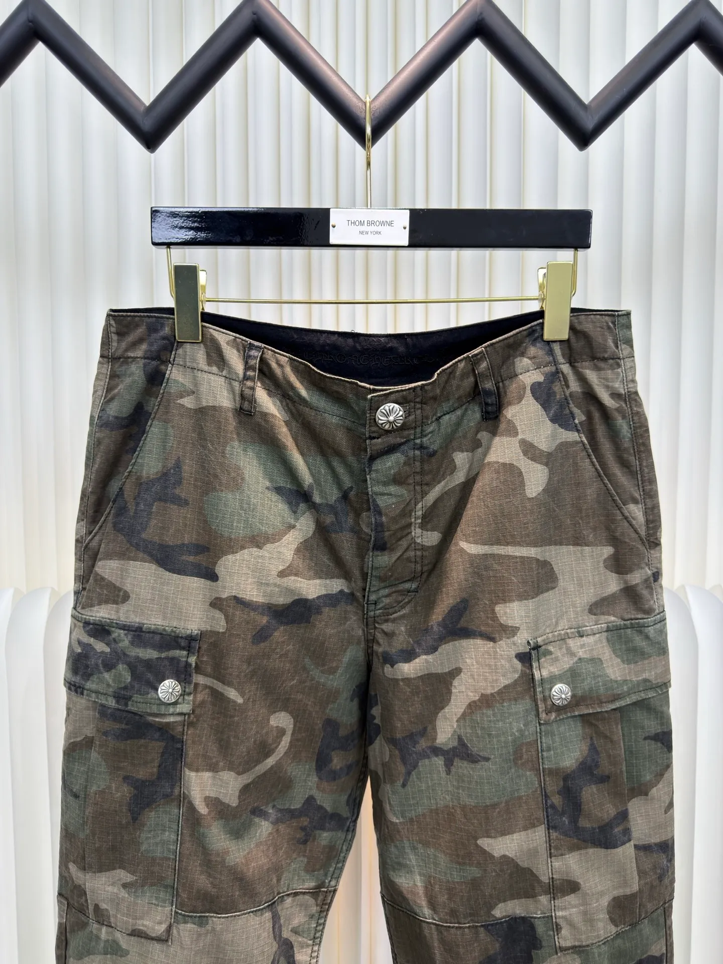 P610 Chrome Hearts camouflage leather and genuine antique silver overalls. The main fabric is dyed with fully divided camouflage. The lining is made of CH jacquard lining. The minimum order is 1000 meters. The whole pants have 14 genuine antique silver hardware. Half of the cost is in the hardware. The leather is made of imported lambskin. Hand-made edge stitching. The embroidery on the waist uses imported Tajima machine. Precision embroidery. Size 32/S 34/M 36/L